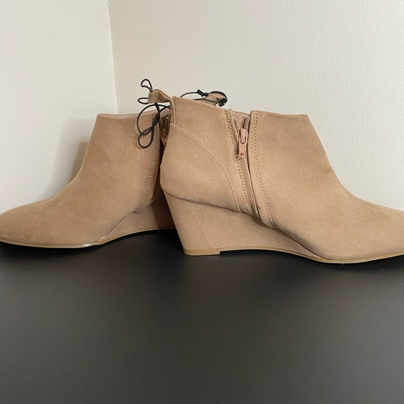 FOREVER 21 - FAUX SUEDE PLATFORM BOOTIES-SIZE 10 - Picture 4 of 7